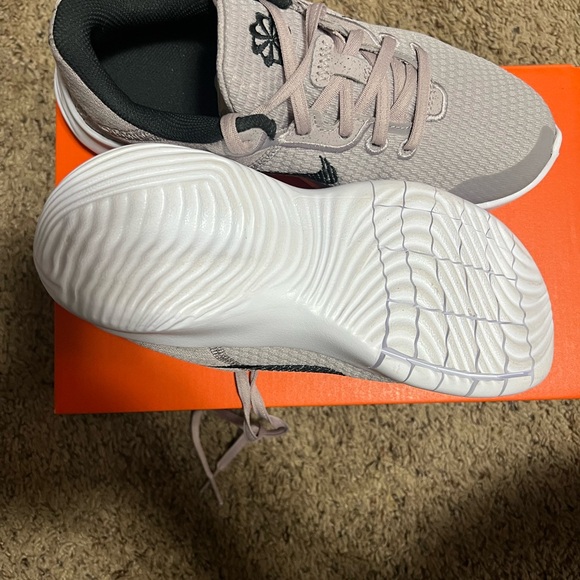 Nike girls  Running Shoes 5.5 - Picture 2 of 7